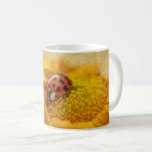 Taza De Café Mariquita en flor amarilla