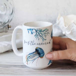 Taza De Café Mariscos azules costeros y acuarela de coral marin<br><div class="desc">Añade estilo costero a tu casa con mi ingeniosa jarra de latte diseñada con mi original medusa pintada a mano con coral y las palabras Mares El momento en la tipografía con letras a mano. Personaliza las palabras a Mares El Día o como quieras. Obra acuática de los diseños de...</div>