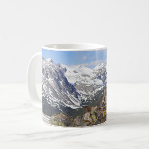 Taza De Café Marmota con vigas amarillas contemplando las monta