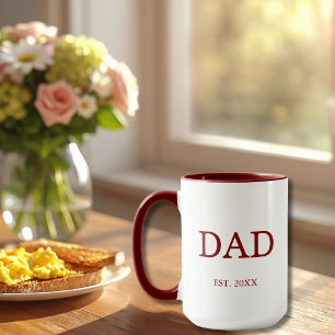 Taza de café marrón con fecha de inicio de papá y