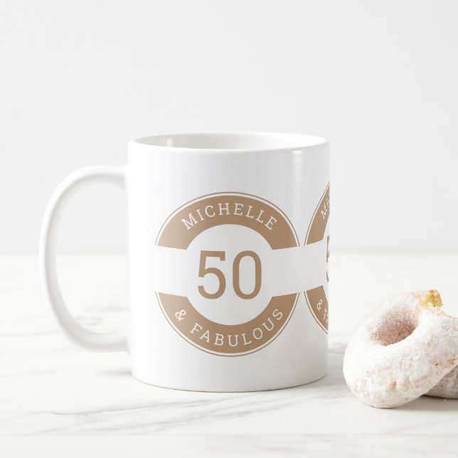 Taza De Café Marrón moderno 50 y fabuloso nombre de fiesta de c (Con donut)