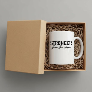Taza De Café Más fuerte que la tormenta, la fe inspira