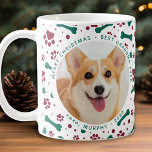 Taza De Café Mascota Navidades Personalizado foto pintura impre<br><div class="desc">¡Feliz Navidad a la mejor abuela del perro! ¡Dale a la abuela un lindo tazón de fotos mascota personalizado de su mejor amiga y nieta favorita, el perro! Nuestro perro Navidades de la abuela Coffee Mug presenta estampados de pata rojas y verdes y patrones de huesos. "Feliz Navidad - la...</div>