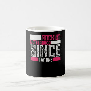 Taza De Café Maternidad Rockeando Desde el Día Uno