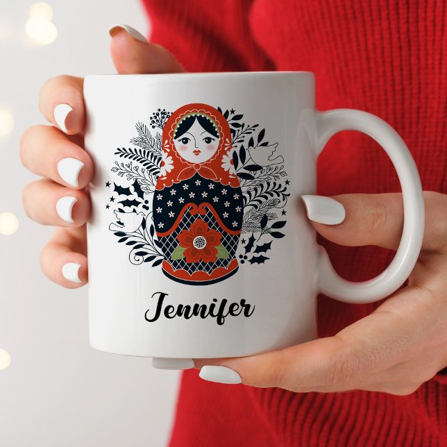 Taza De Café Matryoshka Nesting Doll personalizado (A pretty Christmas Matryoshka doll decorates this mug, personalize it for Christmas.)