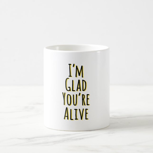 Taza De Café Me alegra que estés vivo (Centro)