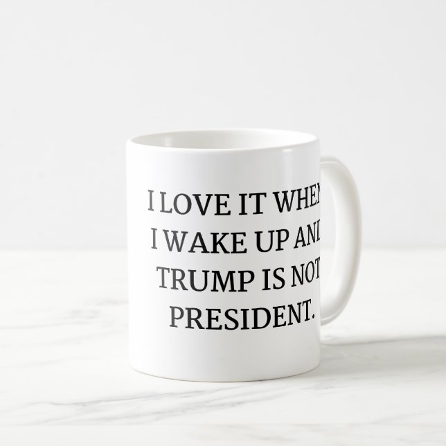 TAZA DE CAFÉ ME ENCANTA CUANDO DESPIERTO Y TRUMP NO (Anverso derecho)