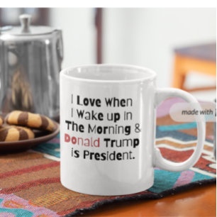 Taza De Café Me encanta cuando me despierto... y Trump es presi