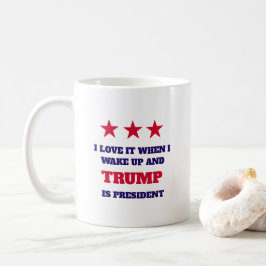 Taza De Café Me encanta cuando me despierto y Trump es presiden
