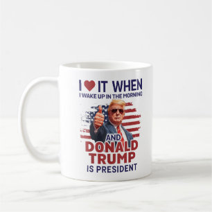 Taza De Café Me encanta cuando me despierto y Trump es presiden
