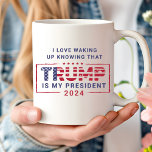 Taza De Café Me encanta despertar sabiendo que Trump es mi pres<br><div class="desc">Muestra tu orgullo político con el amor despertando sabiendo que Trump es mi presidente Coffee Mug. Con un diseño audaz que combina colores patrióticos con una declaración de apoyo, esta taza es perfecta para disfrutar de su bebida caliente favorita mientras celebra sus valores. Ya sea un regalo para un compañero...</div>