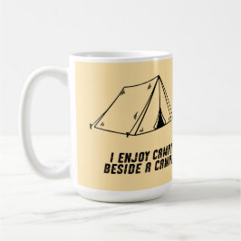 Taza De Café Me gusta acampar al lado de una fogata