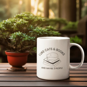 Taza De Café Me gustan los gatos y los libros y quizás 3 person