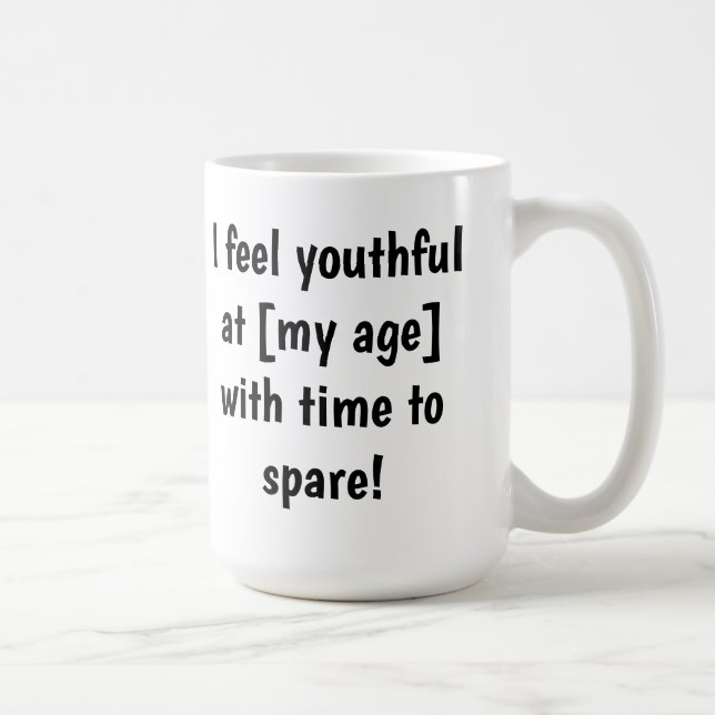 Taza De Café Me siento joven en el Personalizable de mi edad (Derecha)