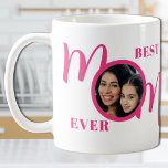 Taza De Café Mejor foto de mamá nunca rosa<br><div class="desc">Este lindo café de la mejor mamá de todos los tiempos está decorado con la palabra mamá de elegante rosa sobre un fondo blanco. Personalizable fácil con tu foto. Hace un regalo perfecto para el Día de la Madre.</div>