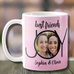 Taza De Café Mejor foto rosa de los amigos<br><div class="desc">Decore esta taza de café rosa de moda con una foto tuya y de tu mejor amigo. Presenta una tipografía elegante y es fácilmente un personalizable con sus fotos y nombres.</div>