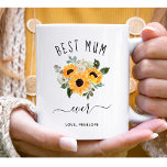 Taza De Café Mejor Mamá de la historia | Bonito Rústica de los<br><div class="desc">Esta taza colorida y elegante dice "mejor mamá de la historia" en escritura rústica y escrita a mano y presenta un ramo acuarela de girasoles en tonos amarillos y dorados con hojas verdes,  para un regalo que a tu madre le encantará.</div>
