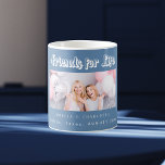 Taza De Café Mejores amigos foto polvorientos nombres azules<br><div class="desc">Un polvoriento fondo azul. Personalice y agregue su propia foto, selfie de su(s) mejor(s) amigo(s) sus nombres y lugar del evento. El texto: Amigos por la vida está escrito con un guión de estilo moderno. Perfecto como un regalo para usted o como regalo de cumpleaños o Navidades para sus amigos....</div>