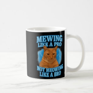 Taza De Café Meme de gato divertido masticando no sé qué