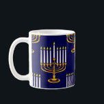 Taza De Café menorah azul hanukkah jewish print<br><div class="desc">"menorah azul hanukkah jewish print",  "hanukkah azul",  "menorah amarillo",  "hanukkah menorah",  menorah,  "happy hanukkah",  channukah,  hannukah,  Hanukkah,  "vacaciones judías"</div>