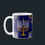 Taza De Café menorah azul hanukkah jewish print<br><div class="desc">"menorah azul hanukkah jewish print",  "hanukkah azul",  "menorah amarillo",  "hanukkah menorah",  menorah,  "happy hanukkah",  channukah,  hannukah,  Hanukkah,  "vacaciones judías"</div>