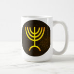 Taza De Café Menorah Flame<br><div class="desc">Una representación digital de la menorah judía de siete ramas (hebreo: מְ נ וֹ רָ ‎). La menorah de siete ramas, utilizada en el santuario portátil establecido por Moisés en el desierto y más tarde en el Templo en Jerusalén, ha sido un símbolo del judaísmo desde la antigüedad y es...</div>