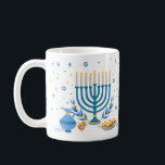 Taza De Café Menorah Hanukkah Holiday decorativo<br><div class="desc">Celebra el Festival de las Luces con esta taza decorativa de Chanukah. Una escena de Hanukkah con una menorah,  sufganiyot (buñuelos),  dreidels y ramas de olivo se representa con un efecto acuarela. Uso en Hanukkah o durante todo el año. Disponible con productos a juego.</div>