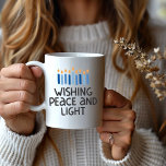 Taza De Café Menorah Hanukkah Mug<br><div class="desc">Encantador y contemporáneo,  esta divertida y colorida taza de café de Hanukkah tiene un gran tamaño de 15 onzas,  con una opción alternativa de 11 onzas. Presenta un diseño de menorah sencillo en azul y amarillo,  además de microondas y lavavajillas.</div>