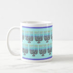 Taza De Café Menorah Whimsical<br><div class="desc">Este fantástico café Menorah Mug con un toque festivo a sus reuniones en Hanukkah. Haría un lindo vaso de regalo para las golosinas de Hanukkah. Es parte de mi colección de Menorah Hanukkah.</div>