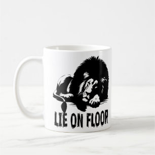 TAZA DE CAFÉ MENTIR EN EL PISO