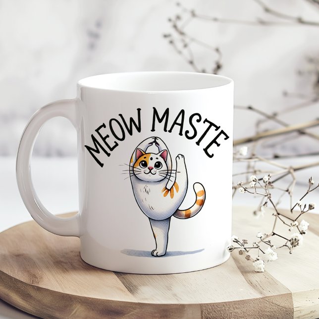 Taza De Café "Meow Maste" Funny Cat Lover ("Meow Maste" Funny Cat Lover's Coffee Mug on a boho kitchen table with tiny flowers)
