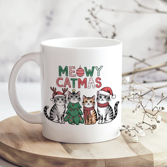 Taza De Café Meowy Catmas Cute Christmas Cats – Funny Holiday (Meowy Catmas Cute Christmas Cats – Funny Holiday Coffee Mug on a wooden kitchen table.)
