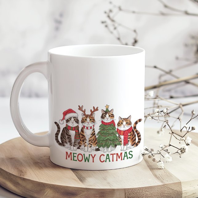 Taza De Café Meowy Catmas Funny Christmas Cats Holiday Gift (Meowy Catmas Funny Christmas Cats Holiday Gift Coffee Mug on a boho kitchen table.)