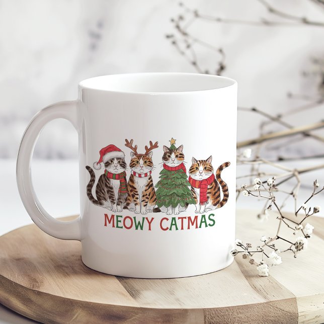 Taza De Café Meowy Christmas Cats with Lights Funny Holiday (Meowy Christmas Cats with Lights Funny Holiday Coffee Mug on a boho kitchen table)