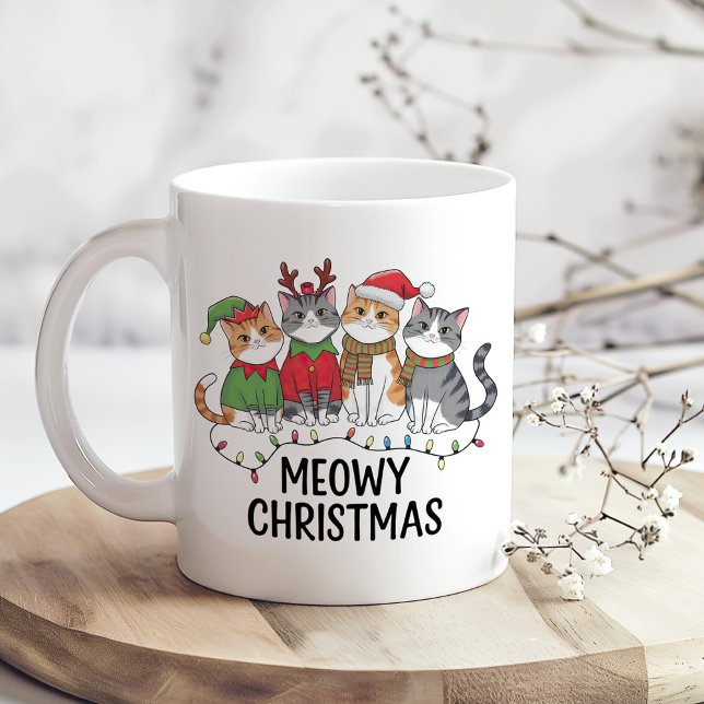 Taza De Café Meowy Christmas Funny Cat - Holiday Cat Lovers (Meowy Christmas Funny Cat Holiday Mug for Cat Lovers on a wooden kitchen table.)