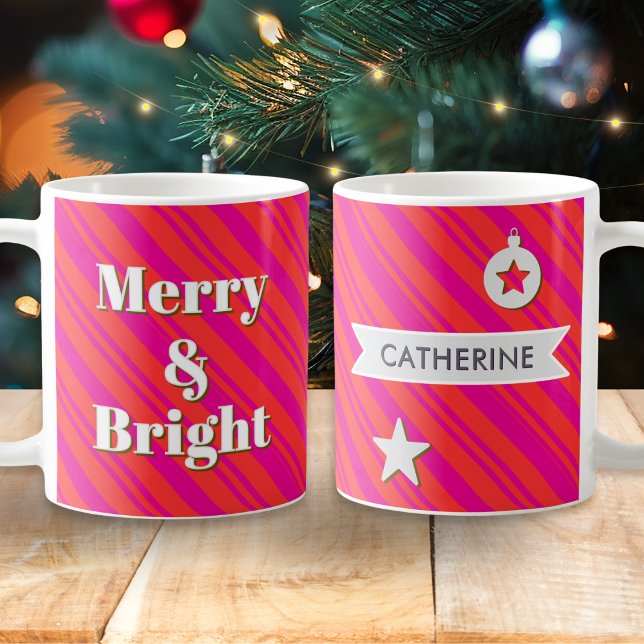 Taza De Café Merry and Bright Red and Pink Candy Stripe Custom (A festive mug with red and pink candy striped pattern, 'Merry & Bright' caption and custom name)