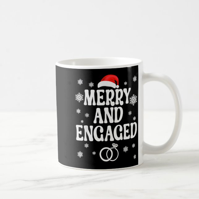 Taza De Café Merry And Engaged Couple Christmas Matching Pajama (Derecha)