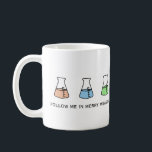 Taza De Café Merry Measure Química Science Erlenmeyer Holiday<br><div class="desc">Tres frascos de Erlenmeyer con diferentes soluciones coloreadas hacen que esto sea adecuado para un químico. El texto en la parte delantera dice "Sígueme en medida de cereza". Profesores y científicos apreciarán este sentimiento mientras levantan su cristalería para brindar por la temporada de Navidades.</div>