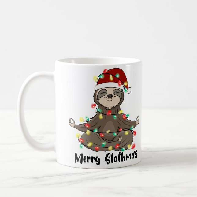 Taza De Café Merry Slothmas Yoga Sloth Meditation Navidades (Izquierda)
