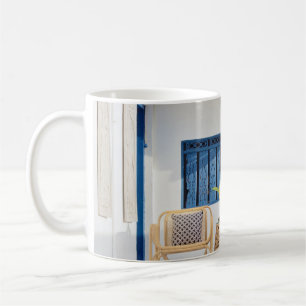 Taza De Café Mesas de mimbre y dos sillas cerca de la piscina