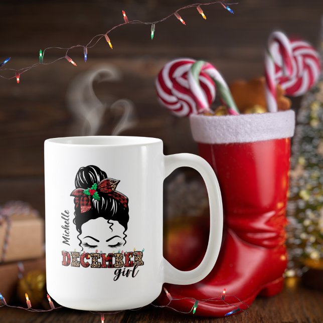 Taza De Café Messy Bun Diciembre Chica Leopard Plaid Typography (Messy Bun Personalized Name Born in December Girl Retro Vintage Leopard and Plaid Print Typographic )