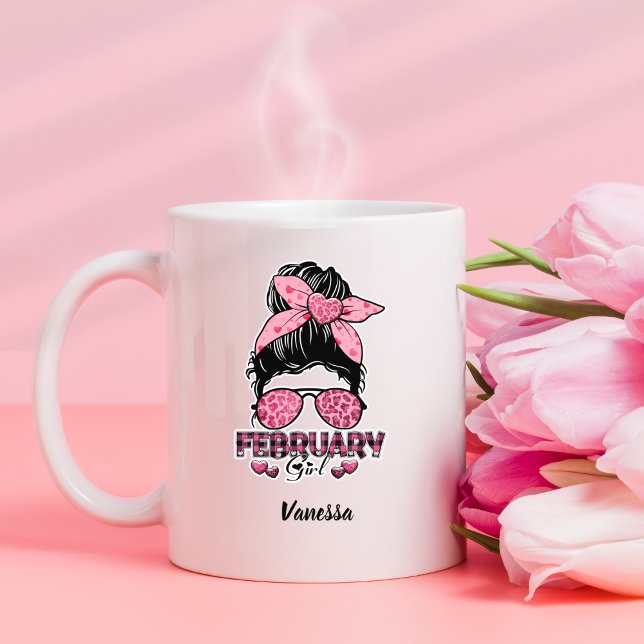 Taza De Café Messy Bun Febrero Chica Leopard Plaid Pink Hearts (Cute Girly Pink Messy Bun Hearts, Plaid and Plaid Typography  February Girl Birthday Mug With Name  )