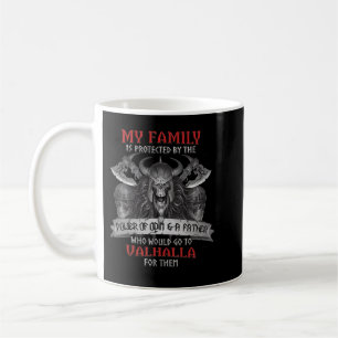 Taza De Café Mi familia está protegida por el poder de Odín y u