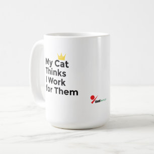 Taza De Café Mi gato piensa que trabajo para ellos – Diseño div