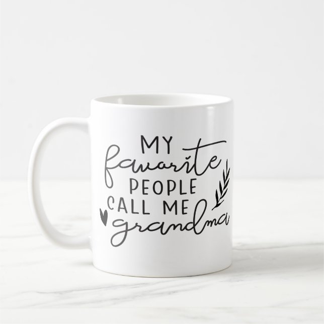 Taza De Café Mi gente favorita me llama abuela Mug (Izquierda)