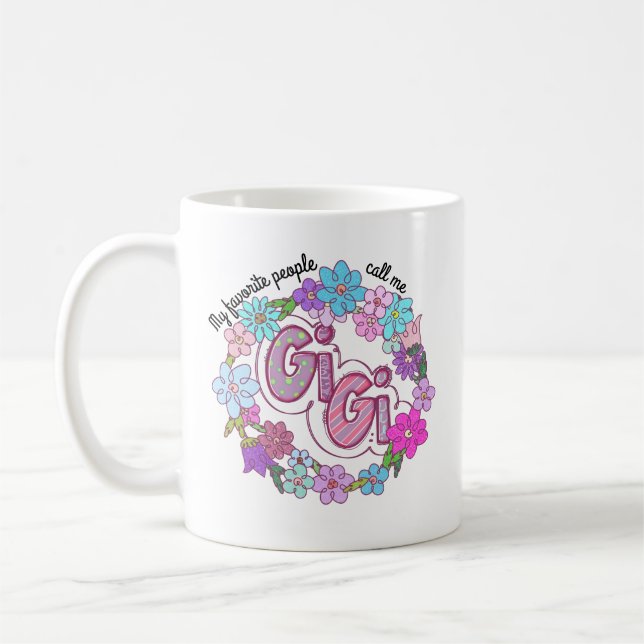 Taza De Café Mi Gente Favorita Me Llama Leyenda Floral Gigi (Izquierda)