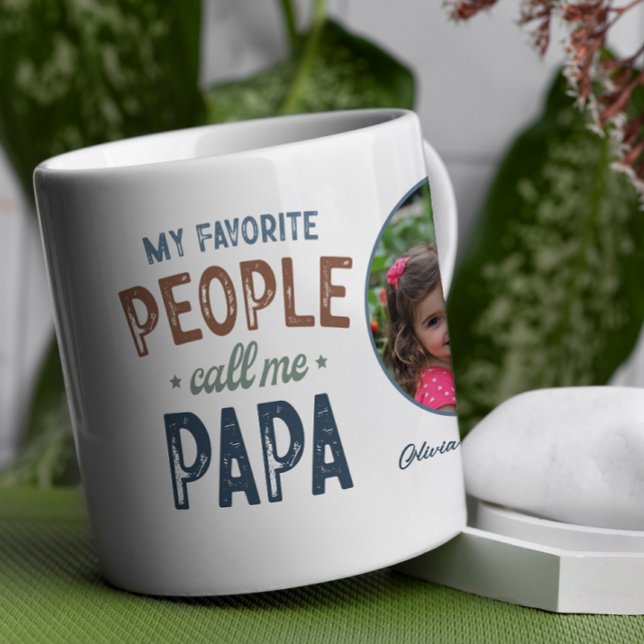Taza De Café Mi gente favorita me llama papá personalizado (This heartwarming coffee mug design blends playful typography with rustic, earthy colors.)