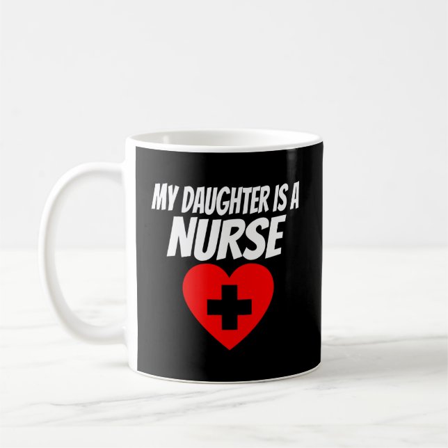 Taza De Café Mi Hija Es Una Camiseta De Enfermería. (Izquierda)