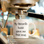 Taza De Café Mi jefe favorito me dio un regalo de trabajo de pe<br><div class="desc">Este diseño se puede personalizar eligiendo la opción Editar diseño. También puede transferir a otros artículos. Póngase en contacto conmigo en colorflowcreations@gmail.com o utilice la opción de chat en la parte superior de la página si desea tener este diseño en otro producto o necesita ayuda con este diseño. Ver más...</div>