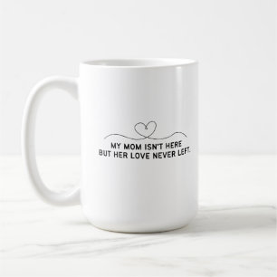 Taza De Café Mi mamá no está aquí pero su amor nunca se fue.